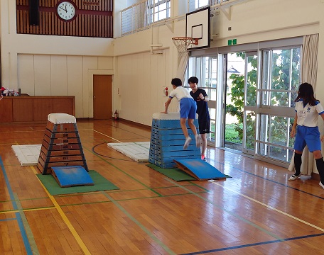 跳び箱練習の様子。