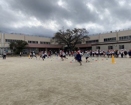 マーカーを使っての走る練習。