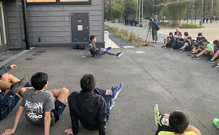 練習後はみんなでストレッチ。