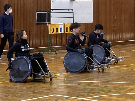 今井選手からの車いすへの乗車説明。