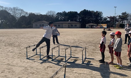 櫻井先生のハードルドリル指導。