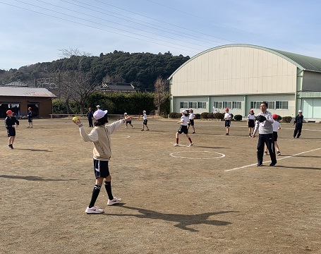 校長先生と児童のキャッチボール。