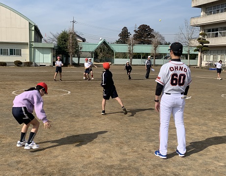 児童のキャッチボールを見守る大野さん。