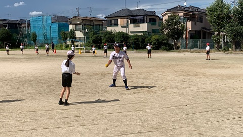 児童へボールをトスする今浪さん