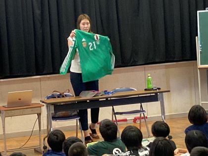 日本代表のユニフォームを披露