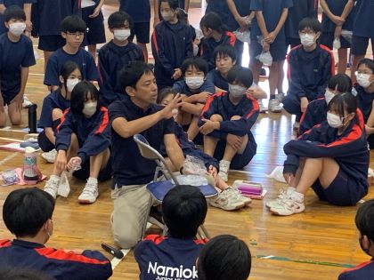 砂川さんの説明を聞く生徒達