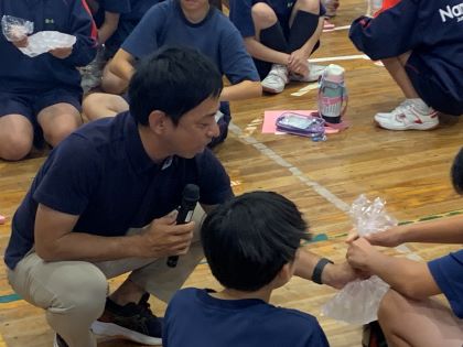 生徒達にアドバイスを送る砂川さん