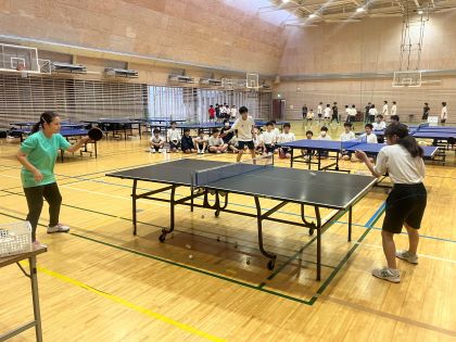 生徒と打ち合う秋山選手