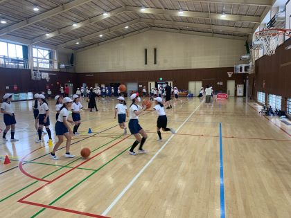 シュート練習をする児童達