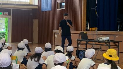児童達に話をする酒井さん