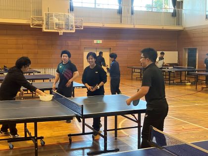 練習を開始する先生方。それを見守る月舘選手。