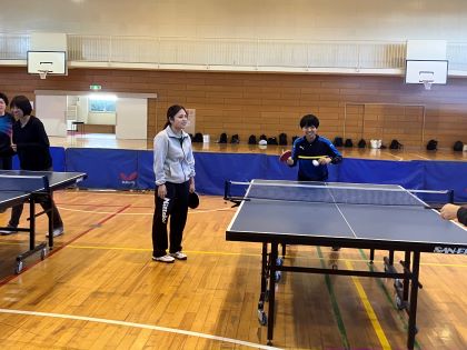 練習を見守る秋山選手1