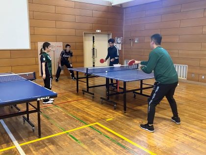 練習を見守る秋山選手2