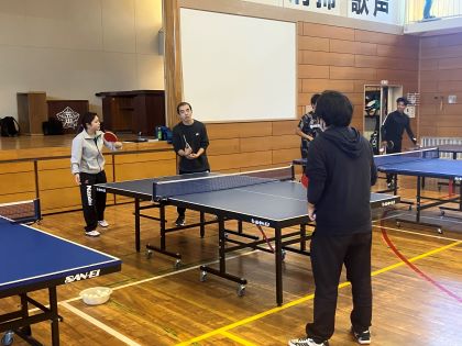 先生方にアドバイスする秋山選手