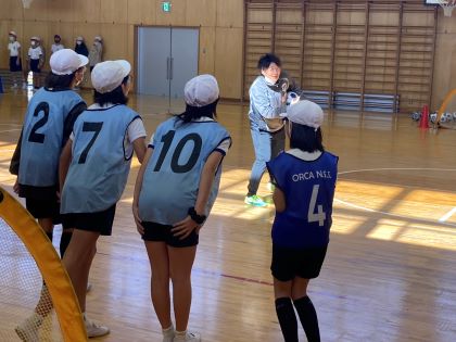 矢野さんと会話を楽しむ児童達
