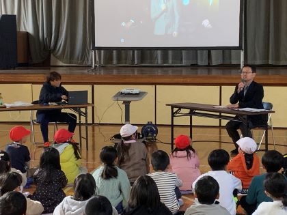児童にお話しする宮間さんと校長先生