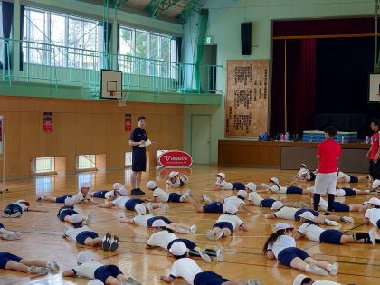 田代コーチンによる準備運動。床にゴロン。