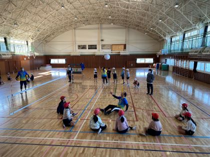 三石選手と練習をする児童達