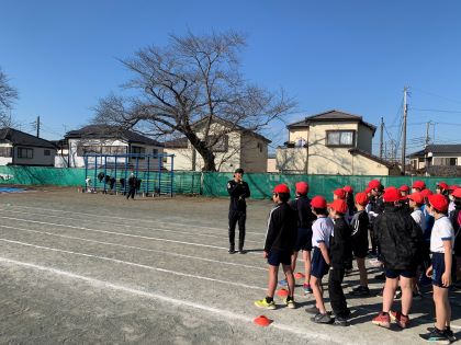 大西さんの説明を聞く児童達