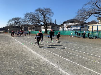 走りで実践する児童達