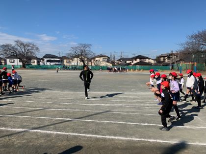 草野さんの説明を聞く児童達