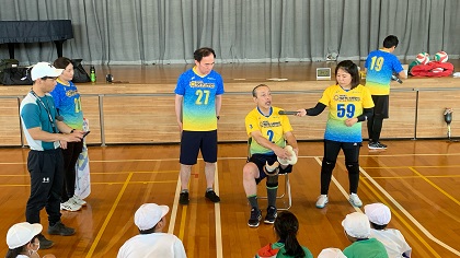 義足について説明をしている佐藤選手