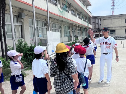 活動終了！大野さんとハイタッチする児童たち