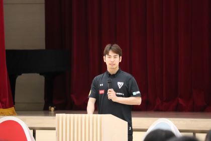 講演をする小川選手