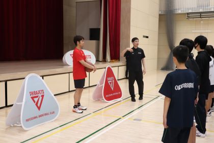 小川選手、田代コーチの説明を真剣に聞く選手達