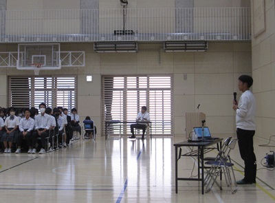 講演の質問に対する回答時の写真