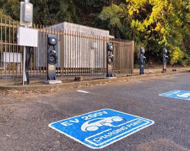館山運動公園に設置された電気自動車用の普通充電器