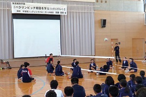 体験教室でシッティングバレーボールの魅力を伝える加藤選手