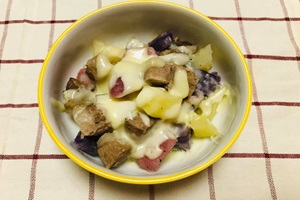 イノシシ肉とじゃがいもゴロゴロチーズのせ