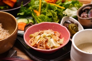 お野菜クリニックとまりこ食堂の銚子黒アヒージョ焼きそばの画像