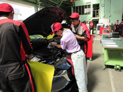オープンキャンパスの写真です。（自動車整備）