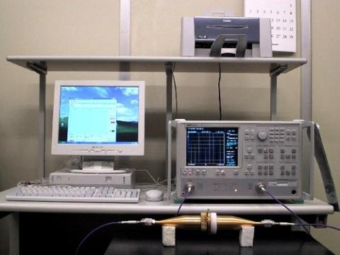 電磁波シールド・吸収材評価システムの外観写真