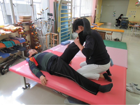 リハビリ実施中の様子(膝裏の伸展)