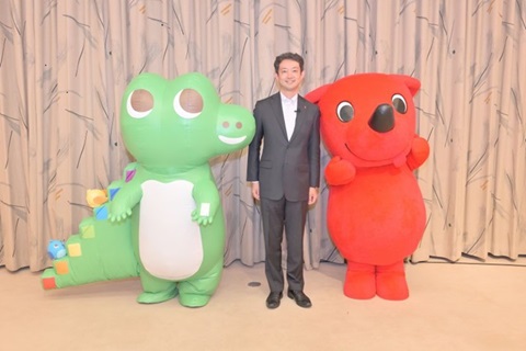 熊谷知事を中心に、ワニー参事官及びチーバ君と三人で並んでいる写真