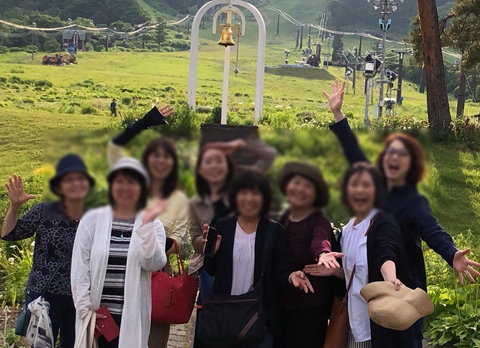 会のメンバーが楽しそうにポーズをとっている集合写真