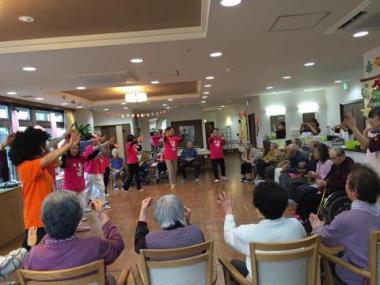 生大笑いヨガ・クラブの活動の様子 生大笑いヨガ・クラブの活動の様子