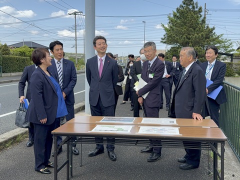 千葉ロッテマリーンズファーム本拠地となるボールパーク建設予定地における現地視察の際、資料を見ながら市長の説明を聞く知事の画像