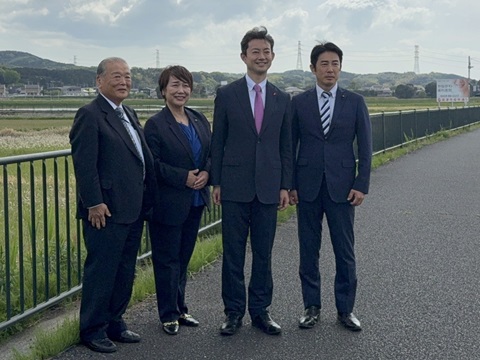 千葉ロッテマリーンズファーム本拠地となるボールパーク建設予定地において、市長と並んで立つ知事の写真