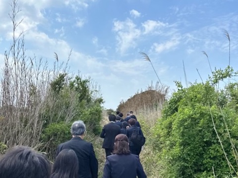 盤洲干潟（小櫃川河口干潟と三角州）における現地視察の際、自然環境を歩いて視察する知事の画像