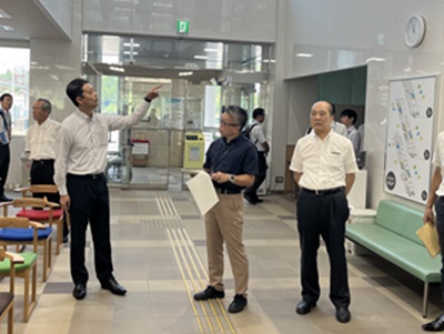 長南町役場における現地視察の際、町長の説明を聞く知事の画像