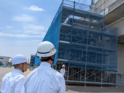 海老川上流地区における現地視察の際、市長の説明を聞きながら視察をする知事の画像