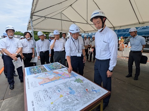 海老川上流地区における現地視察の際、説明パネルを見ながら視察をする知事の画像