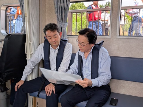 旧江戸川護岸における現地視察の際、船内で市長の説明を聞く知事の画像