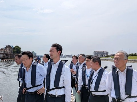 旧江戸川護岸における現地視察の際、市長の説明を聞きながら船上で視察をする知事の画像