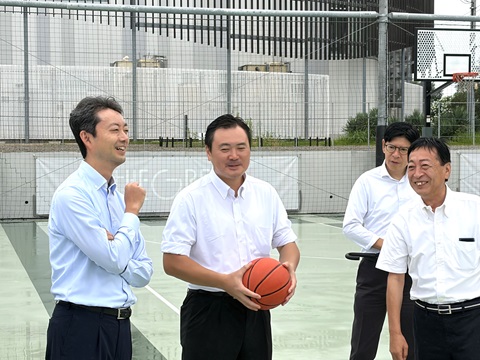 複合商業施設「the Green」における現地視察の際、バスケットコートエリアの視察をする知事の画像