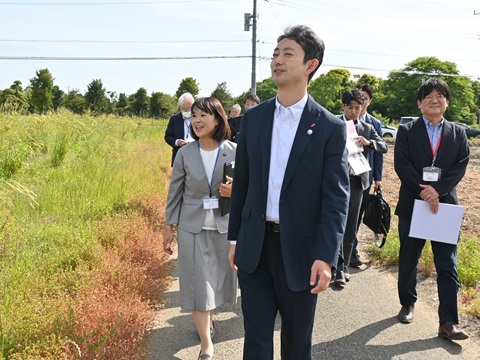 東金市東中地先における現地視察の際、市長の説明を聞きながら視察をする知事の画像
